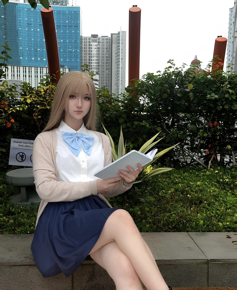 Hình ảnh dáng ngồi cosplay nữ sinh thể hiện sự tự nhiên