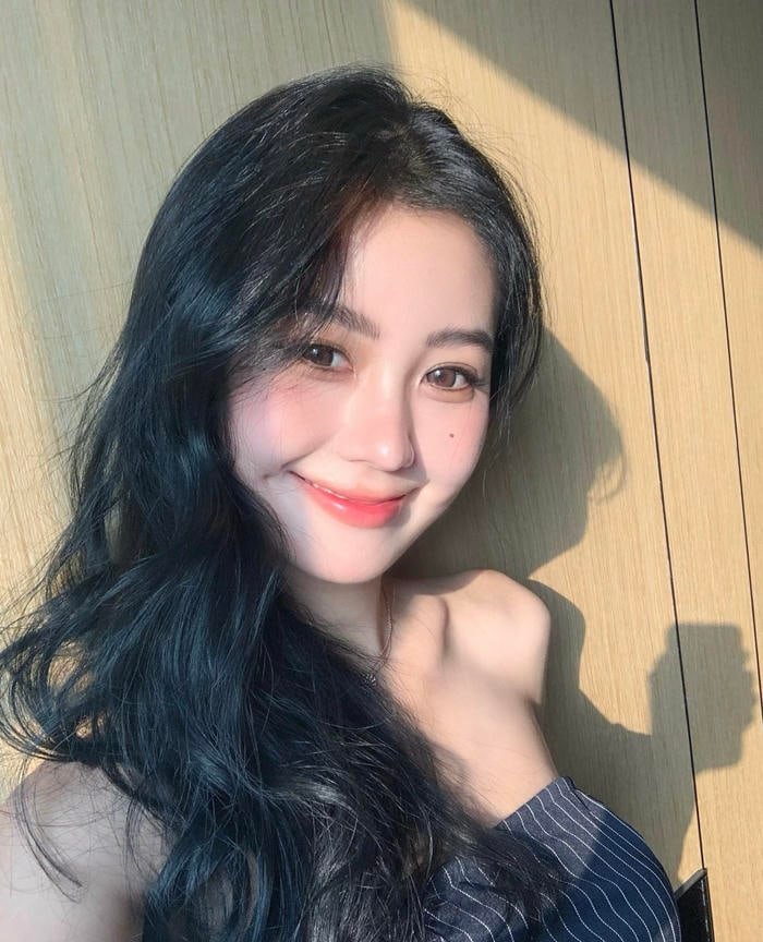 Hình ảnh gái xinh 2k4 thể hiện vẻ ngoài thu hút