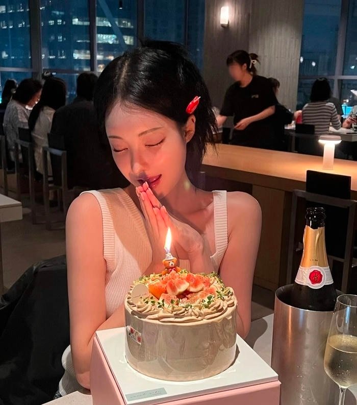 Hình ảnh gái xinh 2k4 vẻ ngoài mang nét trong trẻo