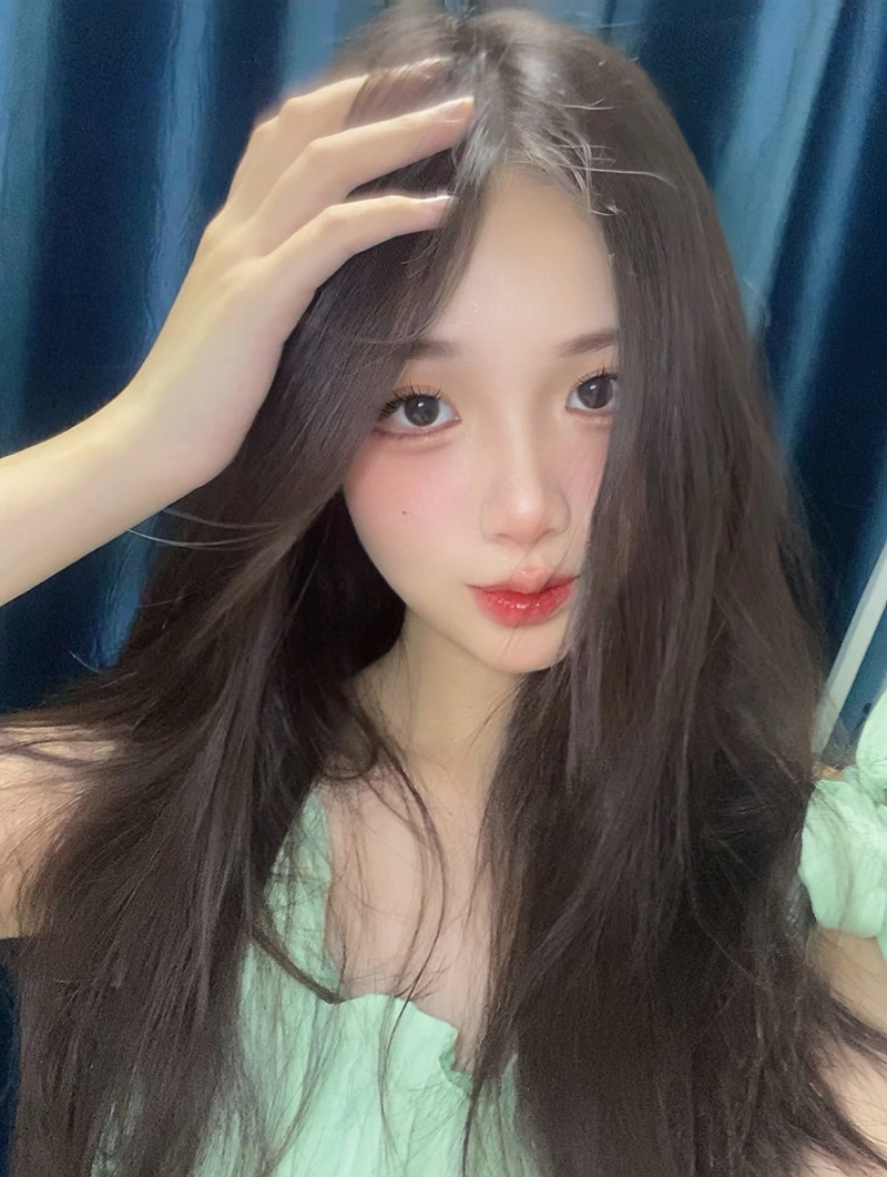 Hình ảnh gái xinh 2k5 với mái tóc xõa và phong cách hot