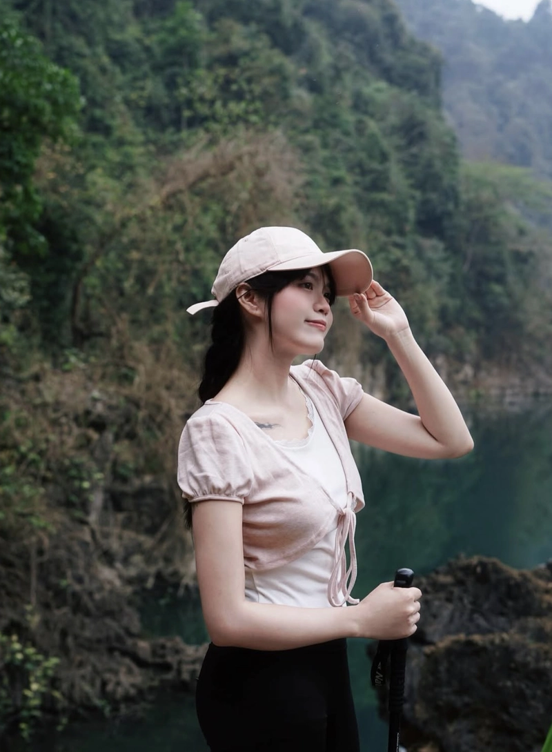 Hình ảnh gái xinh cười đầy sức sống đang leo núi