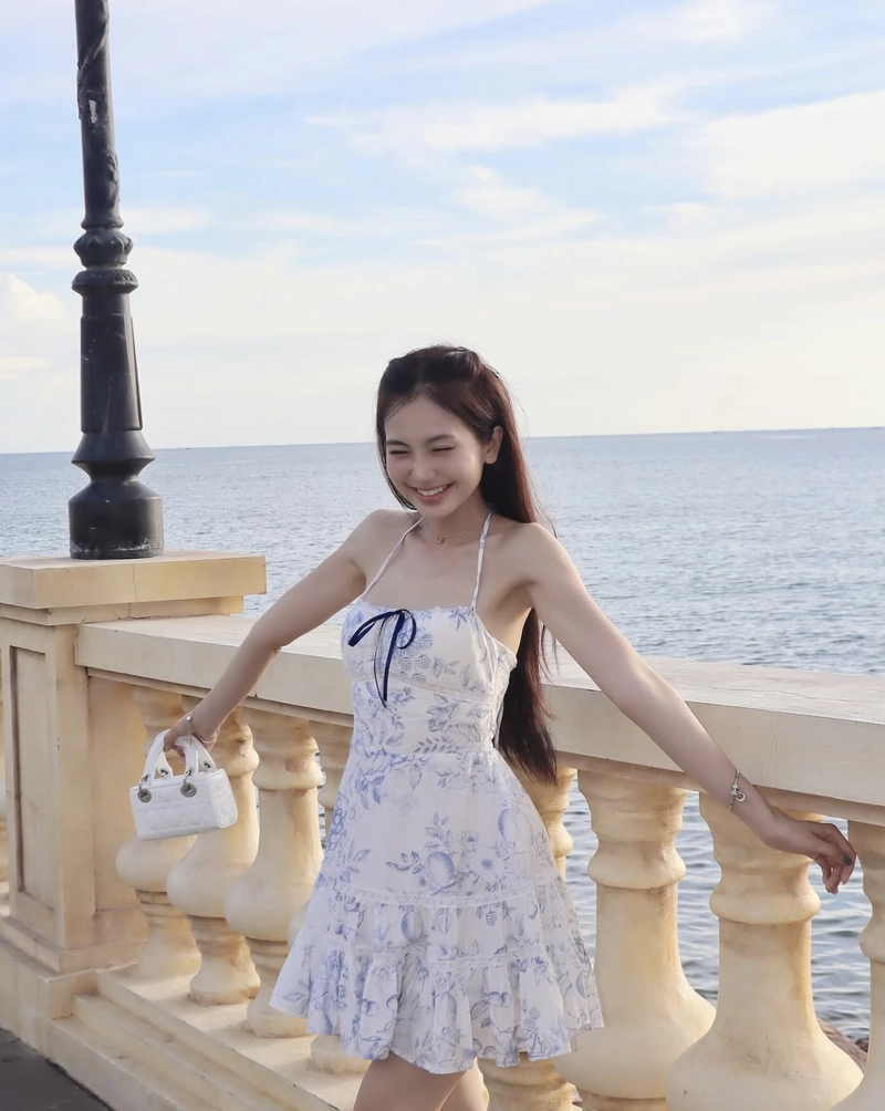 Hình ảnh gái xinh cười dưới ánh nắng chói