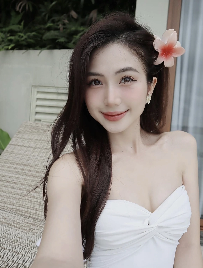 Hình ảnh gái xinh cười duyên dáng cài hoa lên tóc