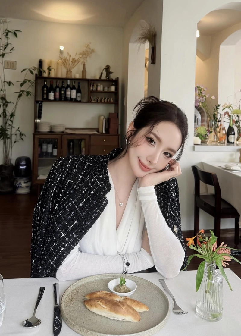 Hình ảnh gái xinh cười tự nhiên trên bàn ăn