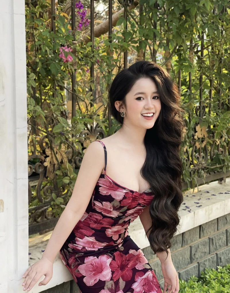Hình ảnh gái xinh cười tươi khoe nụ cười xinh