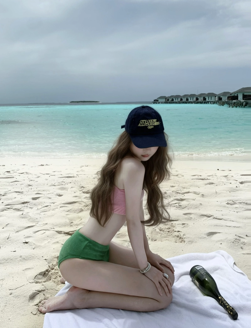 Hình ảnh gái xinh mặc bikini đi biển che mặt biển xanh