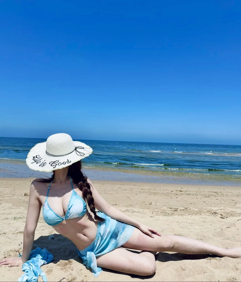 Hình ảnh gái xinh mặc bikini đi biển che mặt trời xanh
