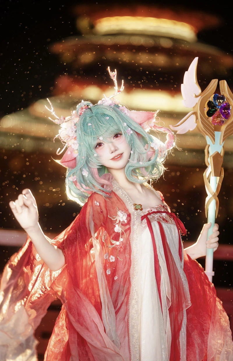 Hình ảnh góc chụp gần cổ trang cosplay làm rõ khuôn mặt