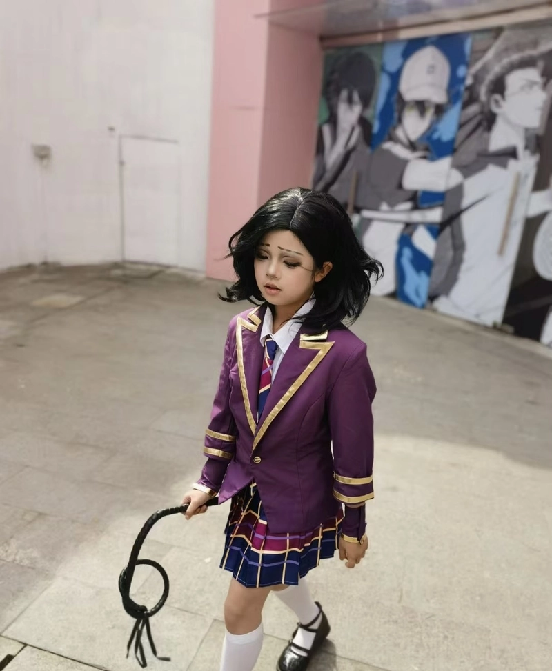 Hình ảnh góc chụp nghiêng cosplay nữ sinh làm rõ đường nét