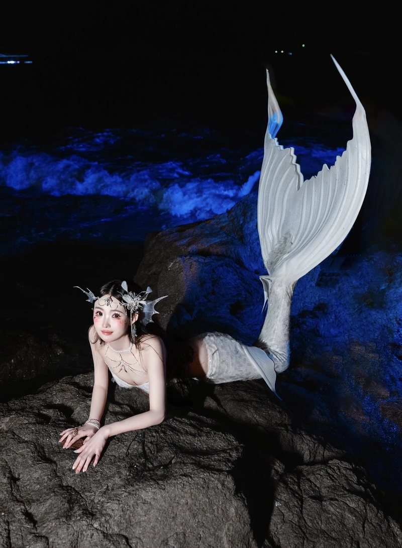 Hình ánh mắt long lanh nàng tiên cá cosplay tạo điểm nhấn