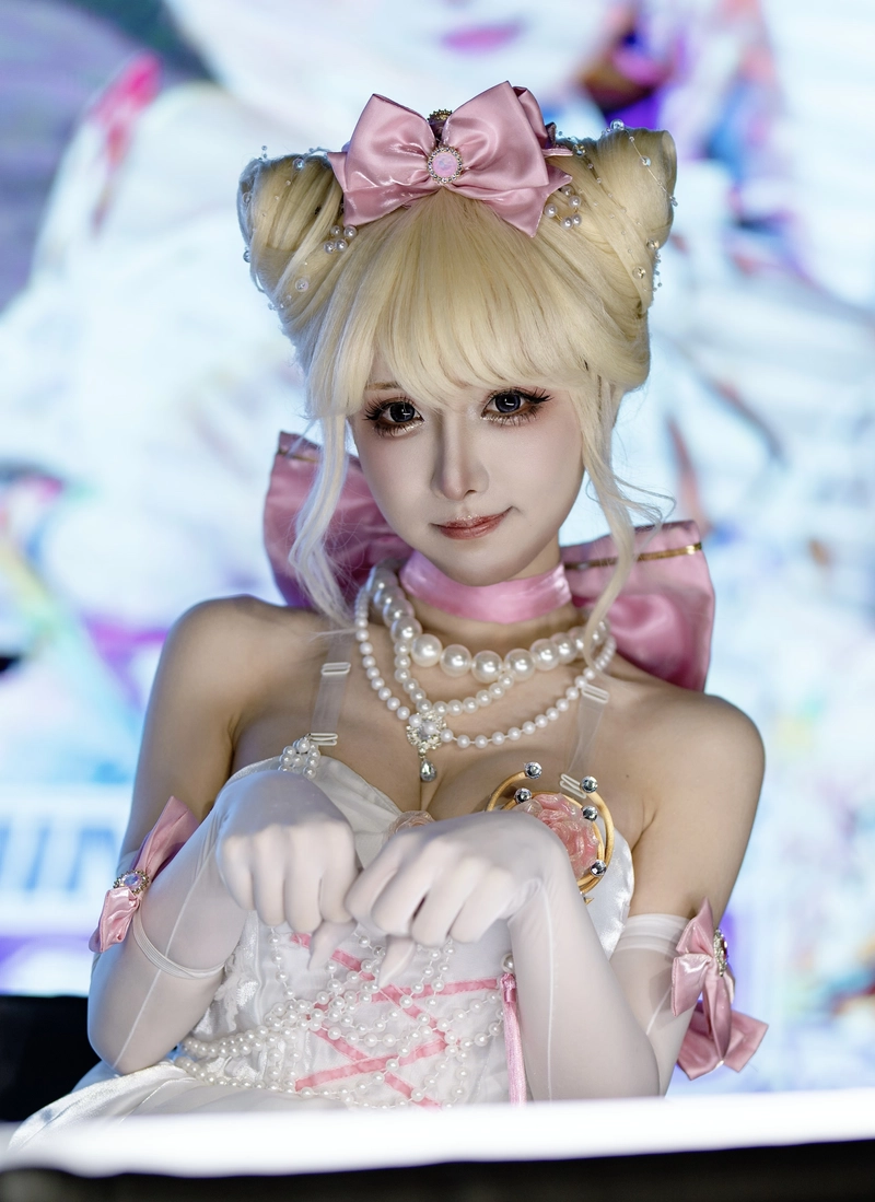 Hình ánh mắt tròn mèo cosplay tạo điểm nhấn sinh động