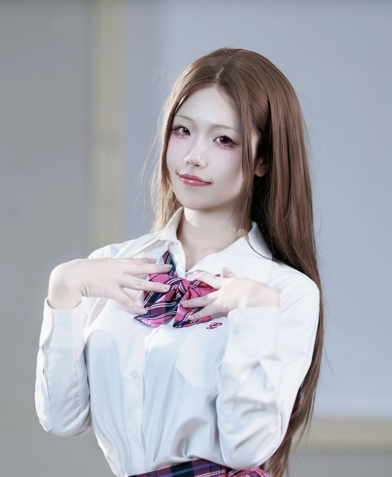 Hình ánh mắt trong trẻo cosplay nữ sinh tạo điểm nhấn
