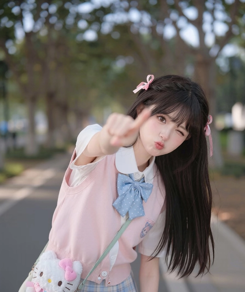 Hình ánh nhìn dịu dàng cosplay nữ sinh tạo điểm nhấn
