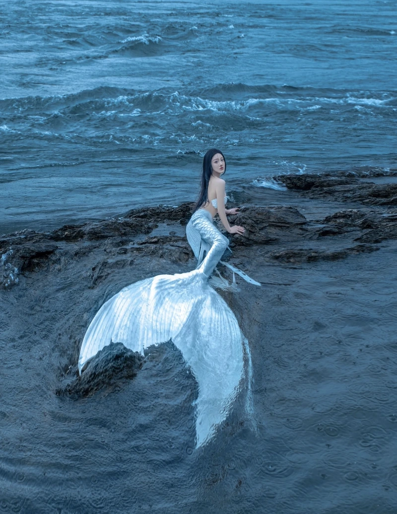 Hình ánh nhìn mơ màng nàng tiên cá cosplay tạo điểm nhấn