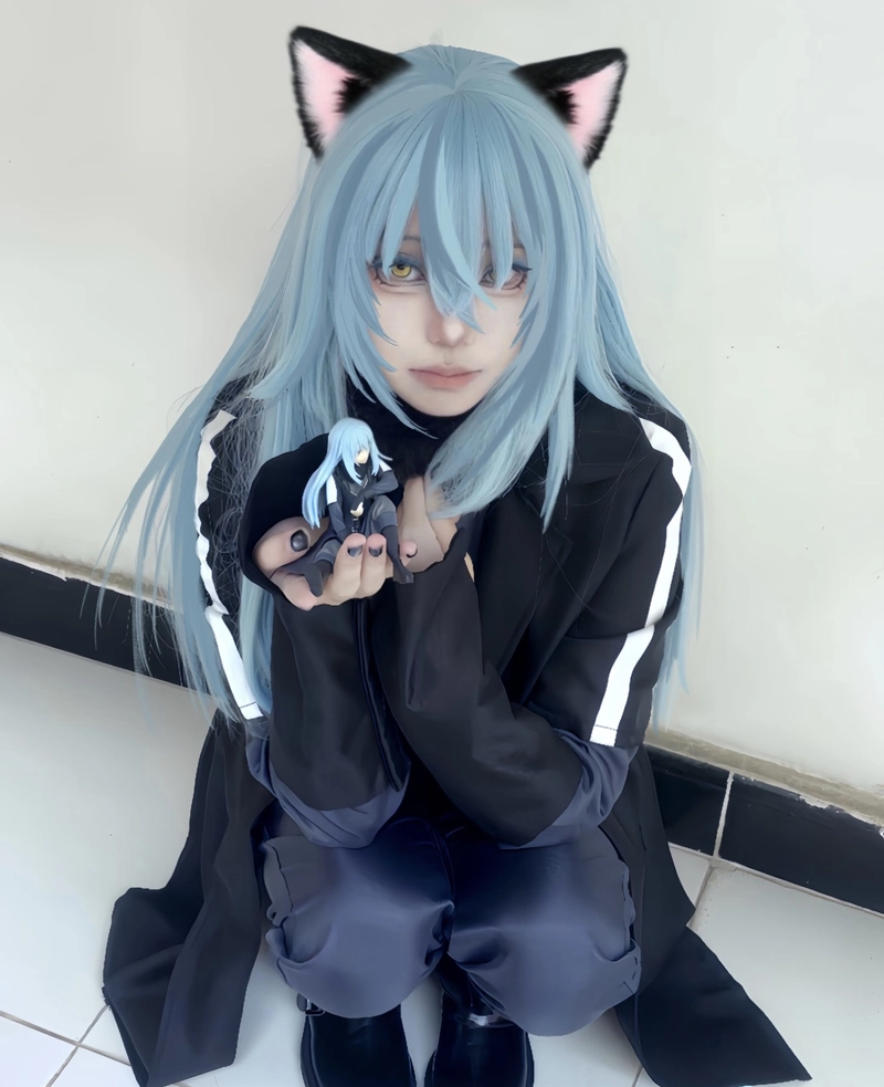 Hình ảnh tạo dáng dễ thương cùng Rimuru cosplay