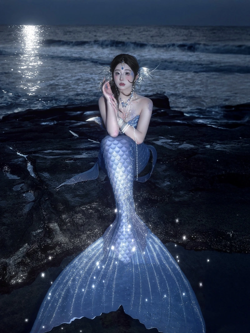 Hình ảnh tay tạo dáng nàng tiên cá cosplay uyển chuyển nhẹ