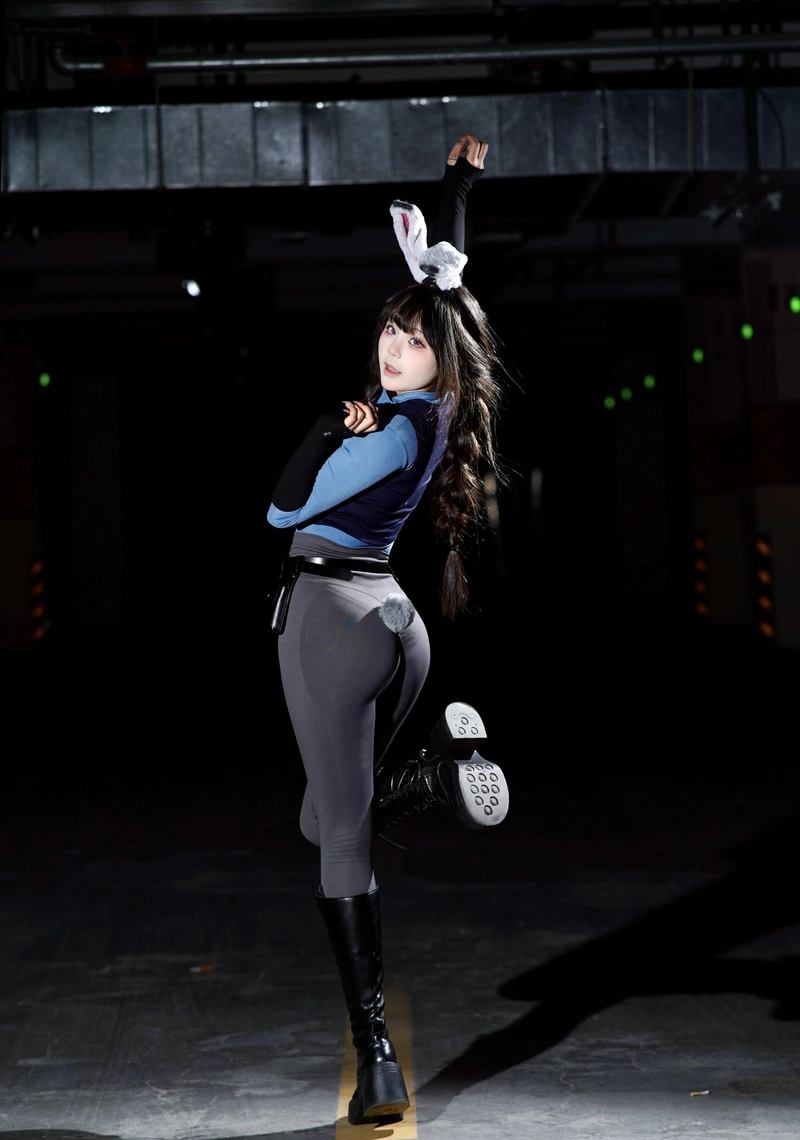 Hình ảnh tay tạo dáng thỏ cosplay với cử chỉ sinh động