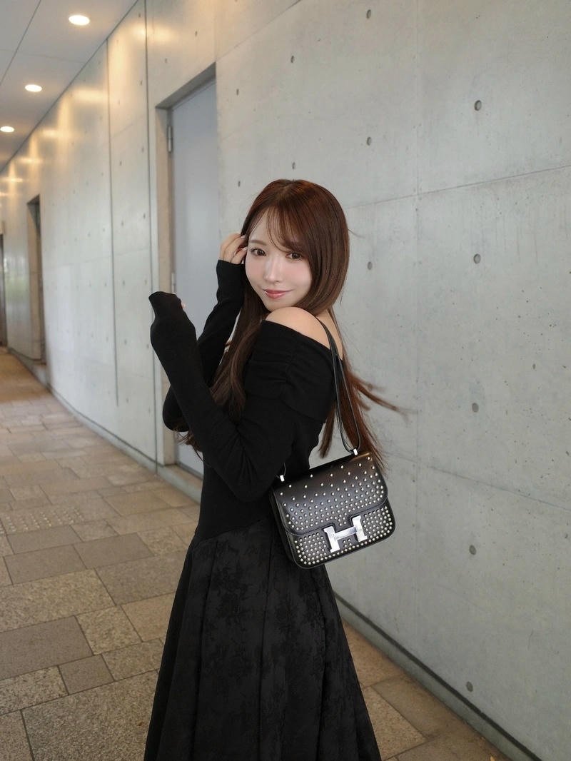 Hình ảnh yua mikami sexy quyến rũ trong concept studio nhẹ nhàng