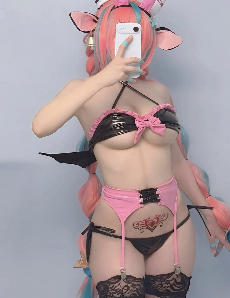Hình arisa nguyễn bikini cosplay đen hồng