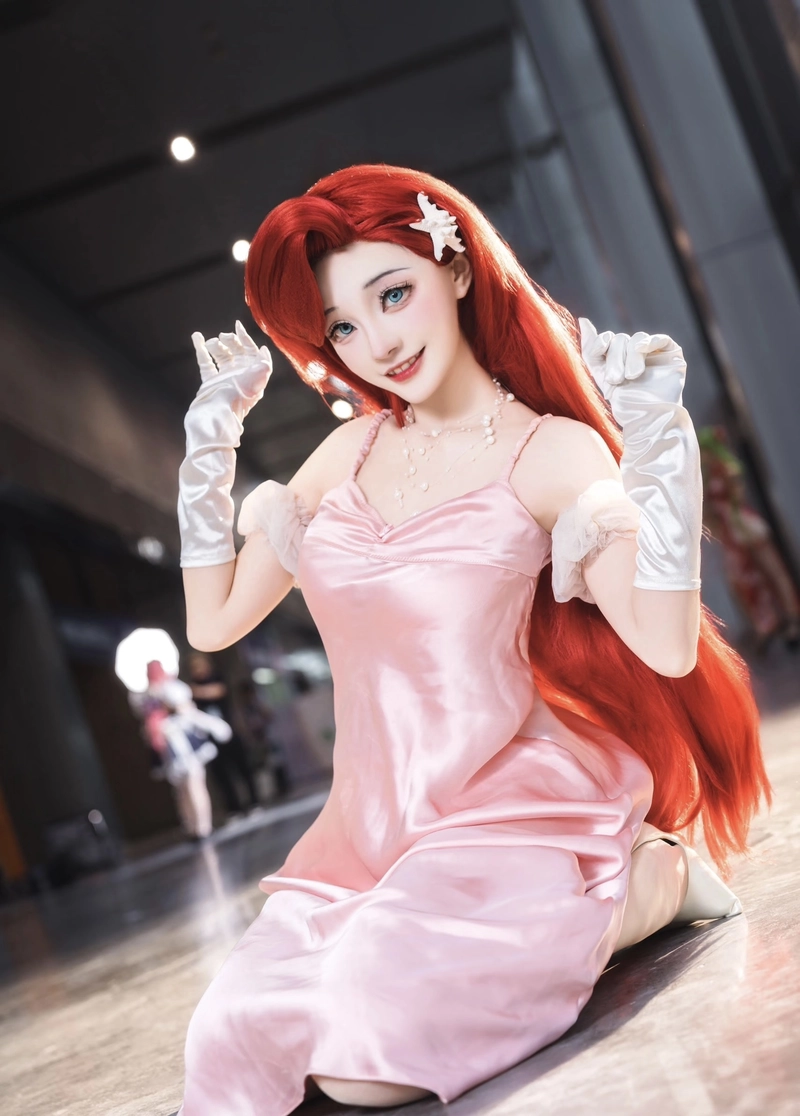Hình biểu cảm dịu dàng nàng tiên cá cosplay làm nổi bật