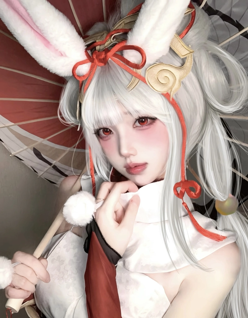 Hình biểu cảm nhẹ nhàng cổ trang cosplay làm nổi bật gương mặt