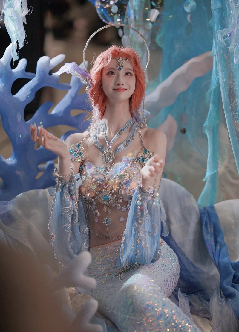 Hình biểu cảm nhẹ nhàng nàng tiên cá cosplay làm rõ gương mặt
