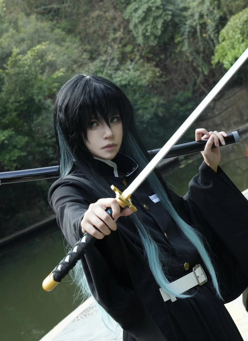 Hình biểu cảm tập trung hà trụ cosplay làm rõ gương mặt