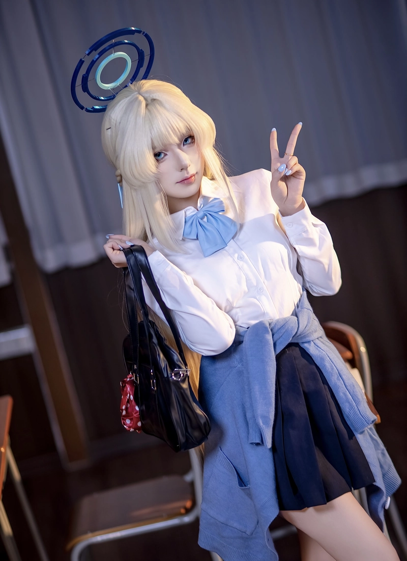 Hình biểu cảm tươi tắn cosplay nữ sinh làm nổi bật gương mặt