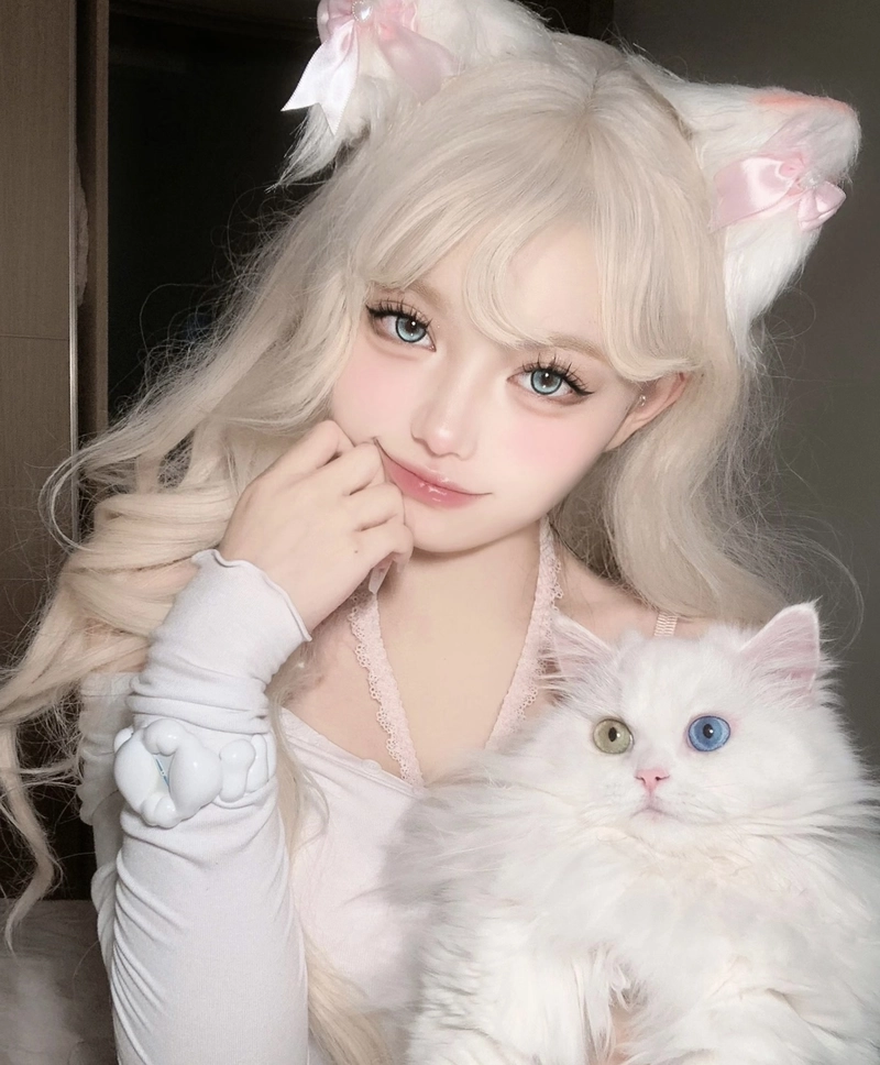 Hình biểu cảm vui vẻ mèo cosplay làm nổi bật gương mặt