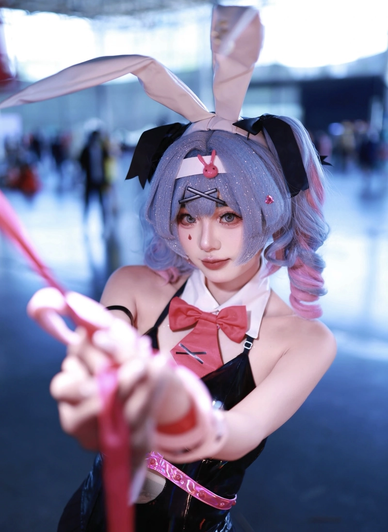 Hình biểu cảm vui vẻ thỏ cosplay làm nổi bật gương mặt