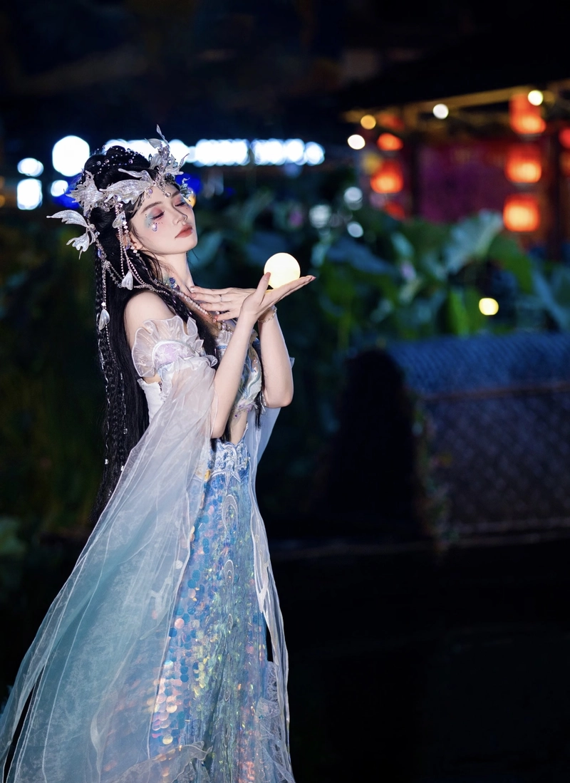 Hình bộ đồ nàng tiên cá cosplay với chi tiết vảy cá rõ