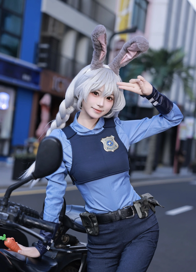Hình bộ đồ thỏ cosplay với chi tiết lông mềm rõ nét