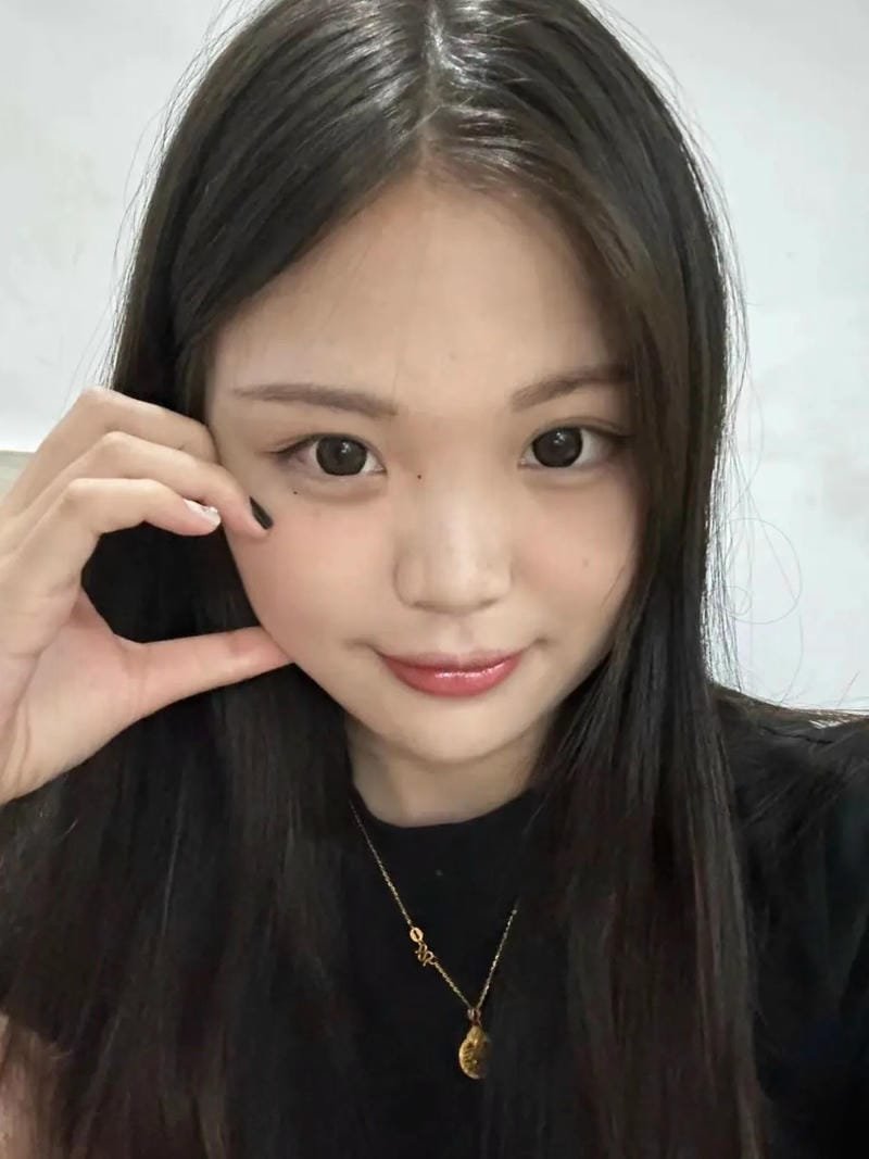 Hình cô gái sinh năm 2002