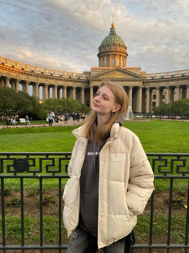 Hình cô gái trẻ tuổi phong thái tự nhiên