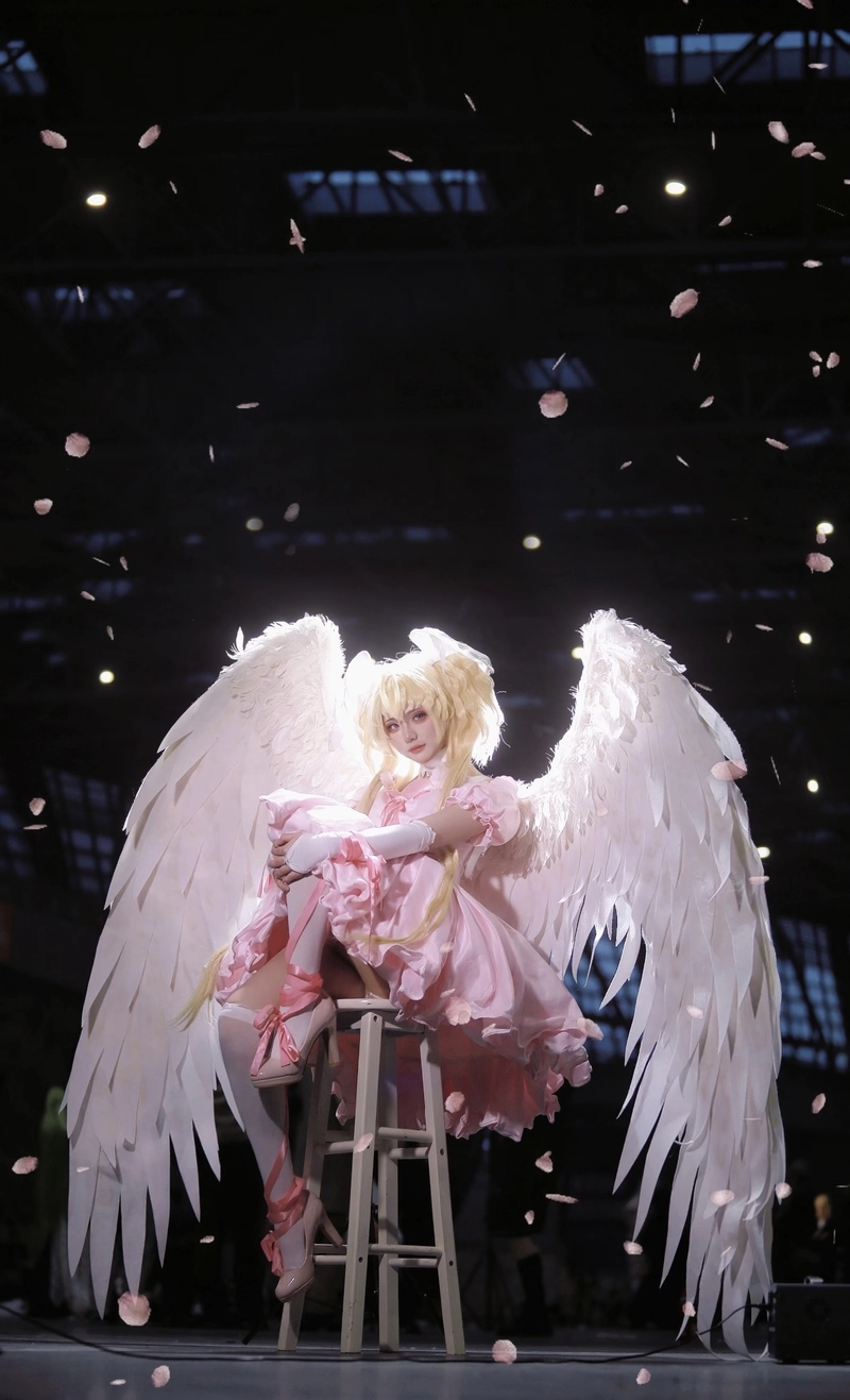 Hình cosplay thiên thần ánh sáng dịu nhẹ nhàng