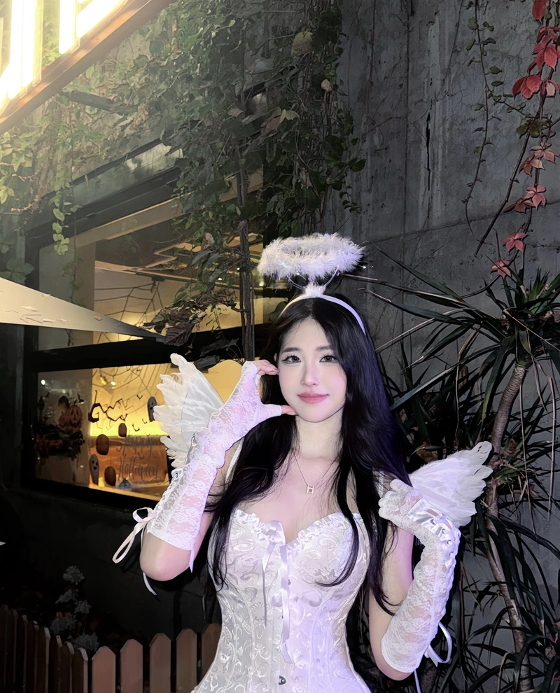 Hình cosplay thiên thần biểu cảm dịu dàng nhẹ