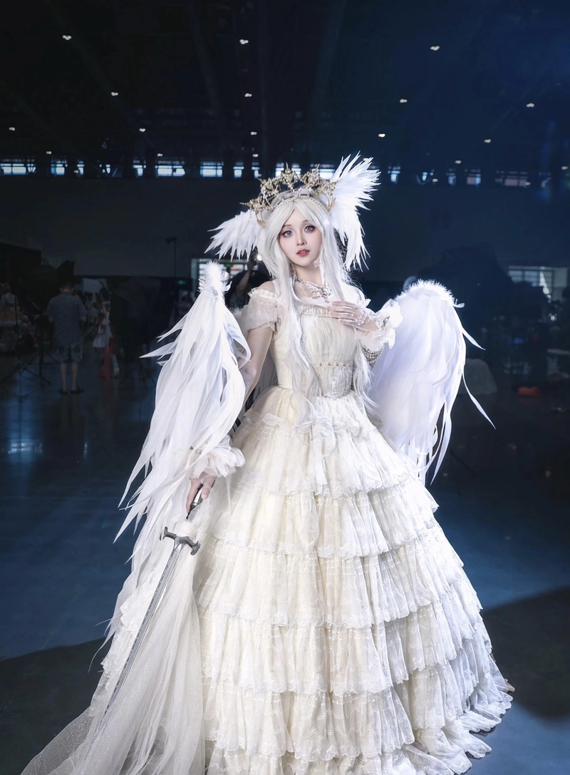 Hình cosplay thiên thần đứng giữa nền sáng dịu