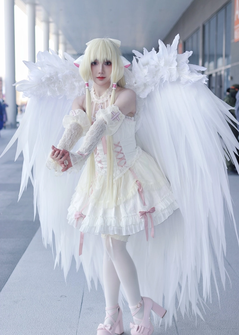 Hình cosplay thiên thần phong cách thanh thoát sáng