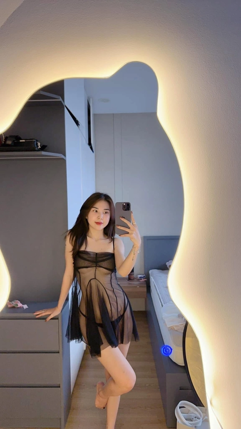 Hình đan phượng mặc bikini ren đen