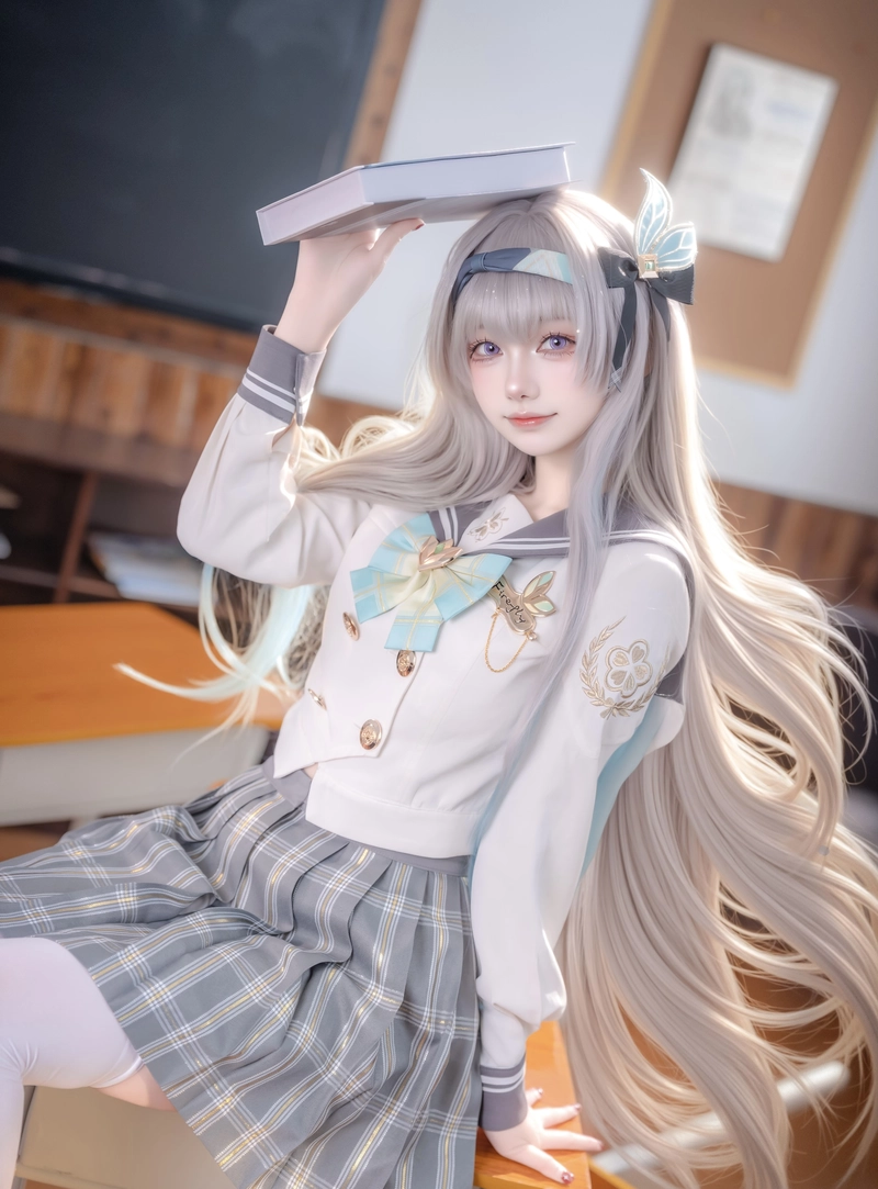 Hình dáng đứng cosplay nữ sinh với cử chỉ nhẹ nhàng