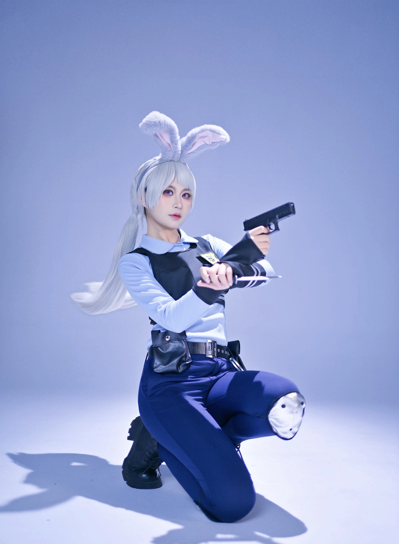 Hình dáng ngồi thỏ cosplay thể hiện sự dễ thương tự nhiên