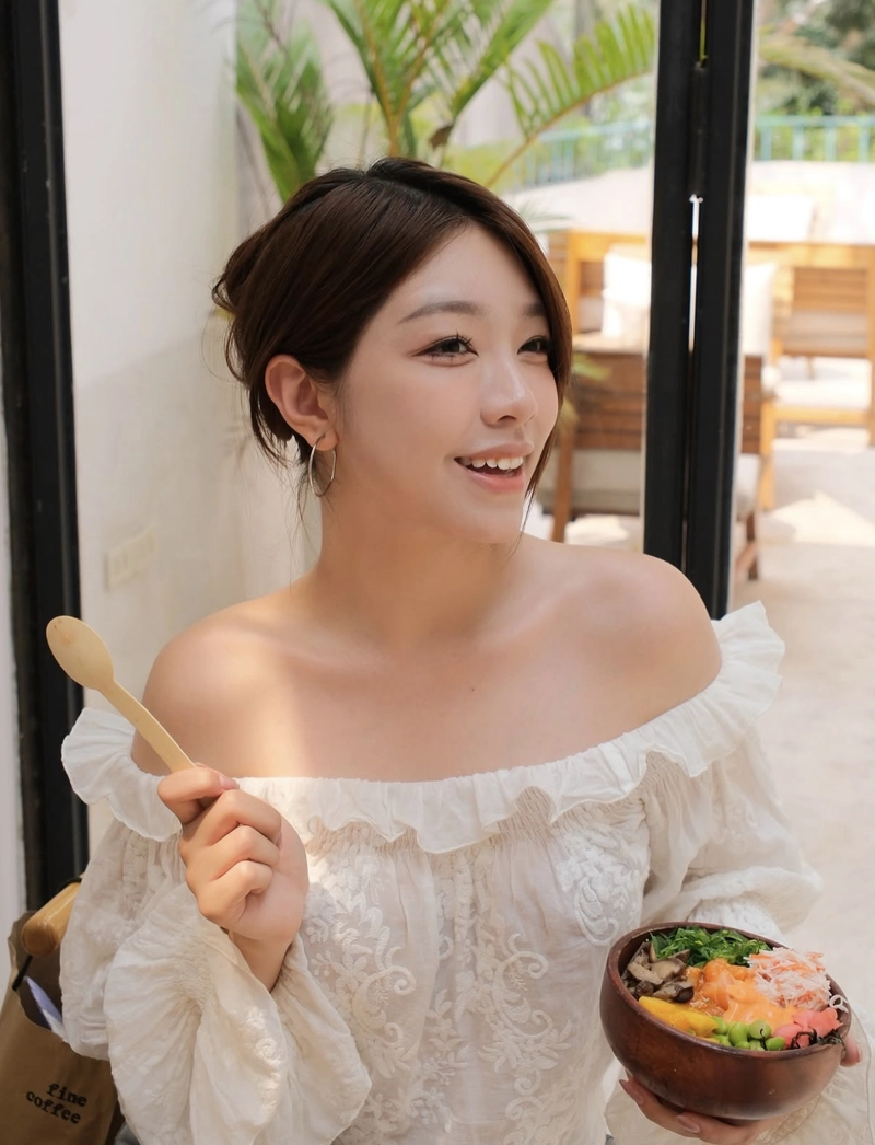Hình gái xinh cười ánh sáng tự nhiên đẹp