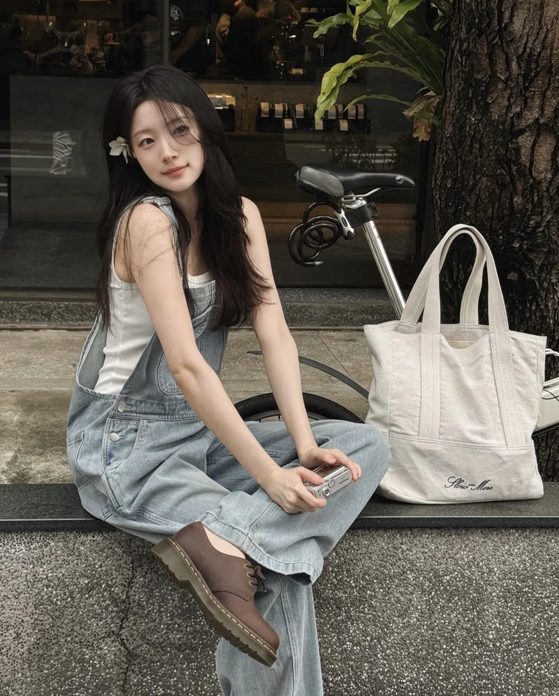 Hình gái xinh cười vibe đơn giản mà cuốn hút