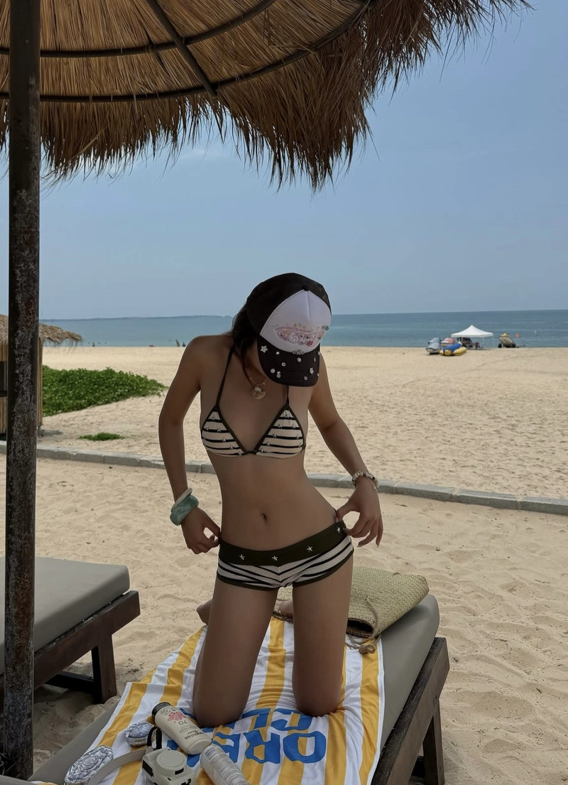 Hình gái xinh mặc bikini đi biển che mặt bằng mũ