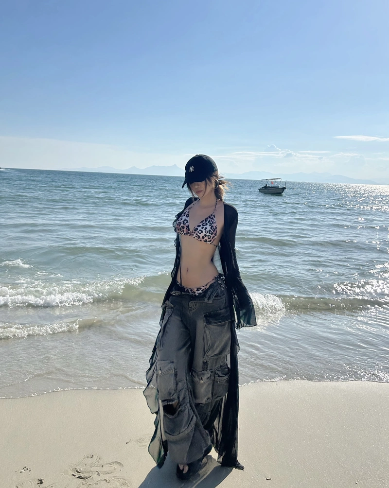 Hình gái xinh mặc bikini đi biển che mặt chân dài