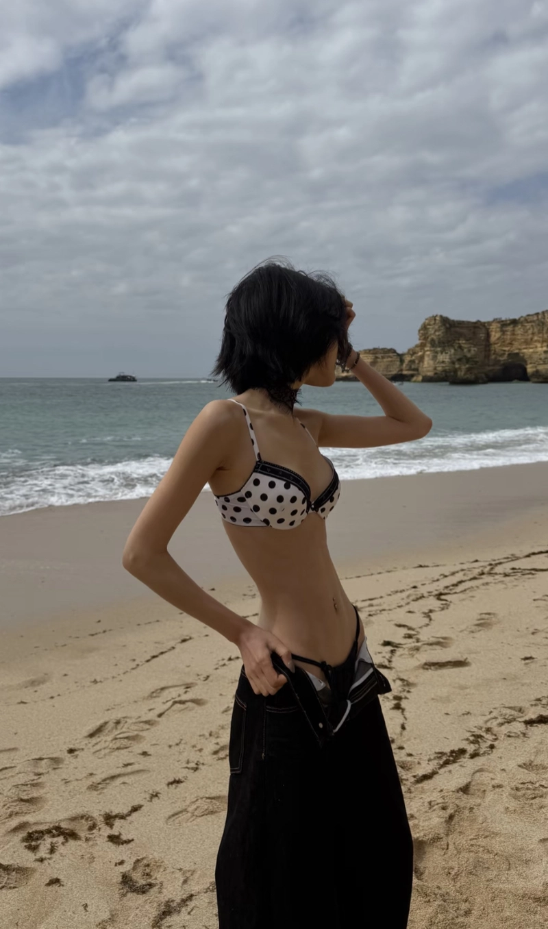 Hình gái xinh mặc bikini đi biển che mặt dáng đẹp
