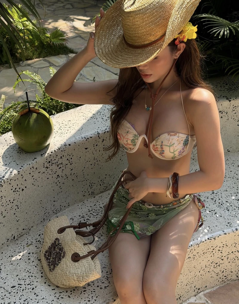 Hình gái xinh mặc bikini đi biển che mặt dáng ngon