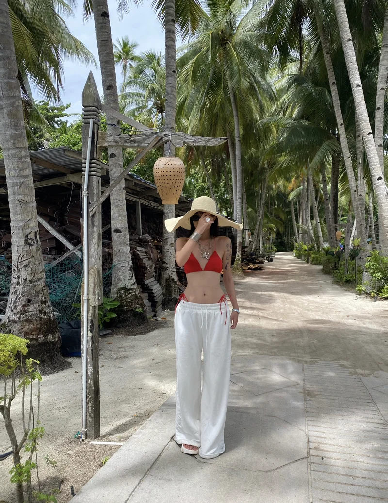 Hình gái xinh mặc bikini đi biển che mặt tạo dáng đơn giản đẹp