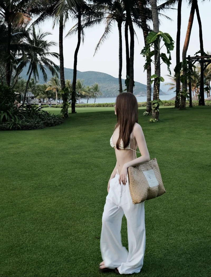 Hình gái xinh mặc bikini đi biển che mặt xanh mát mắt