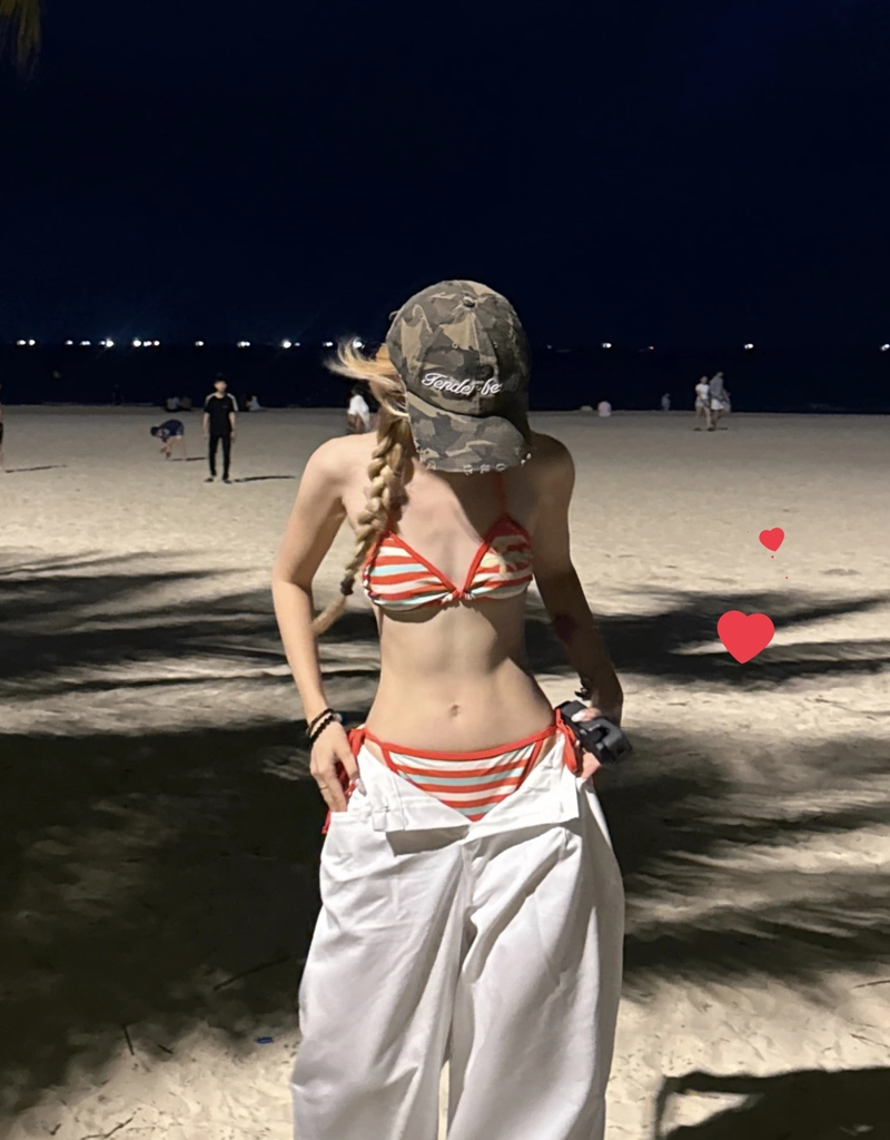 Hình gái xinh mặc bikini đi biển che mặt